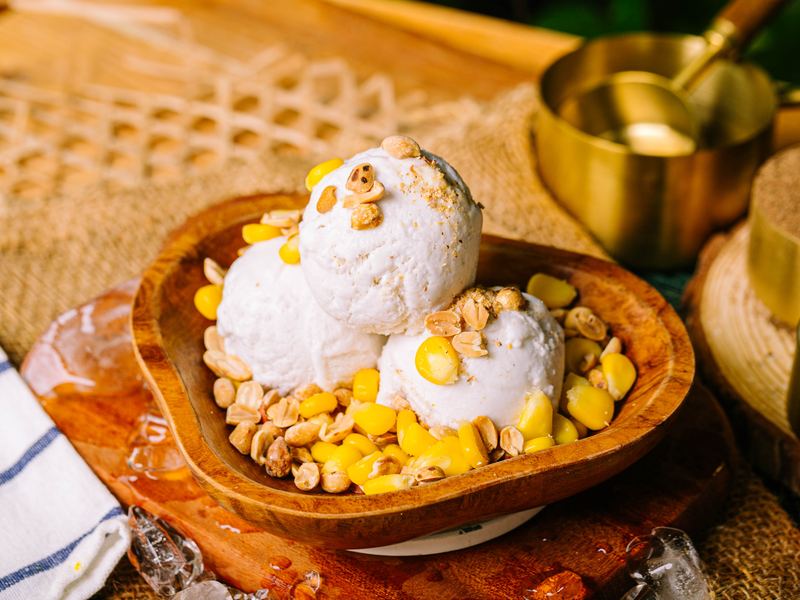 Ais krim kelapa dengan kacang dan jagung