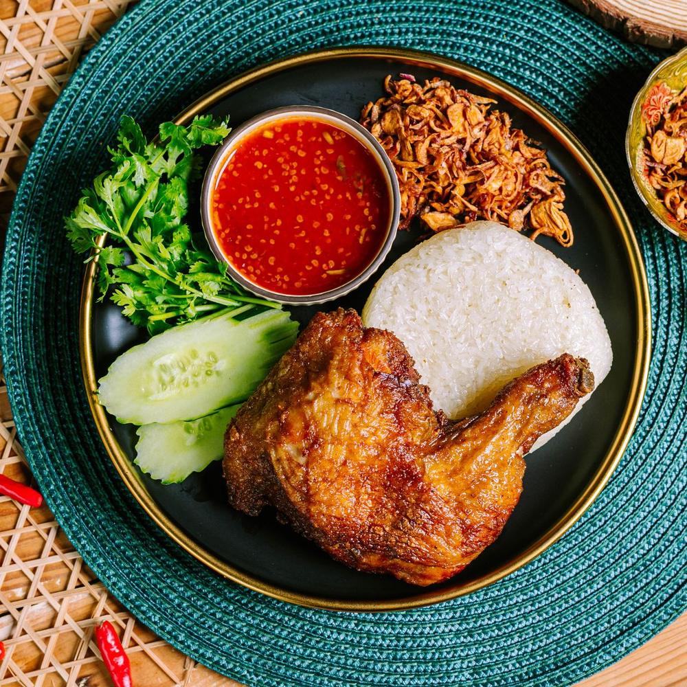 Pulut ayam Thai: peha ayam goreng, pulut, sambal, bawang goreng dan sayur