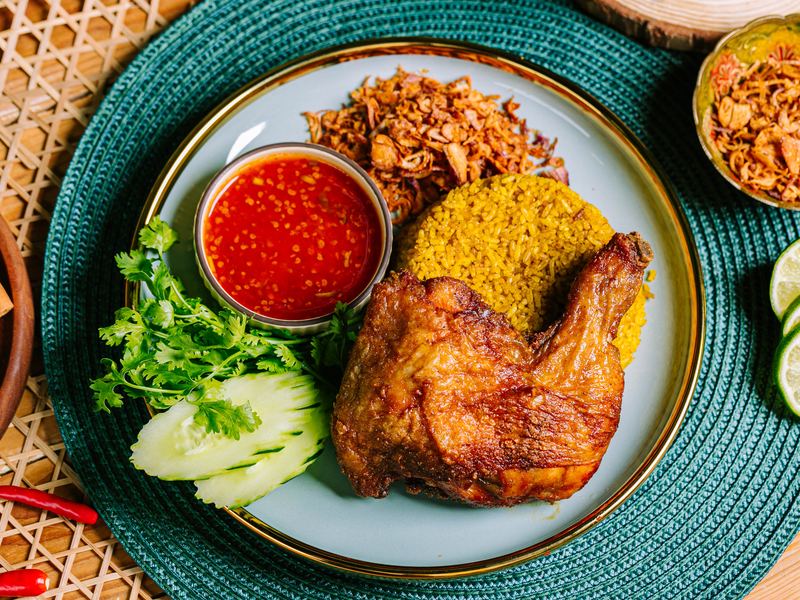 Nasi khao mok dengan ayam goreng